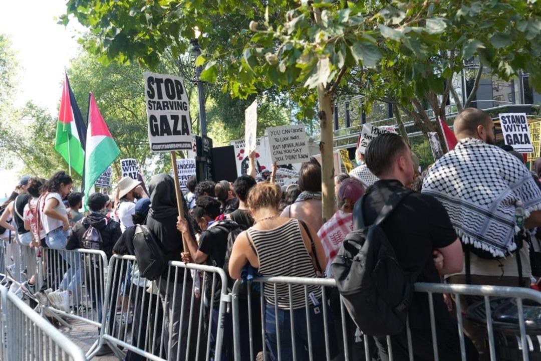 Netanyahu 2'den protesto etmek için New York'taki binlerce insan sokaklara döküldü.