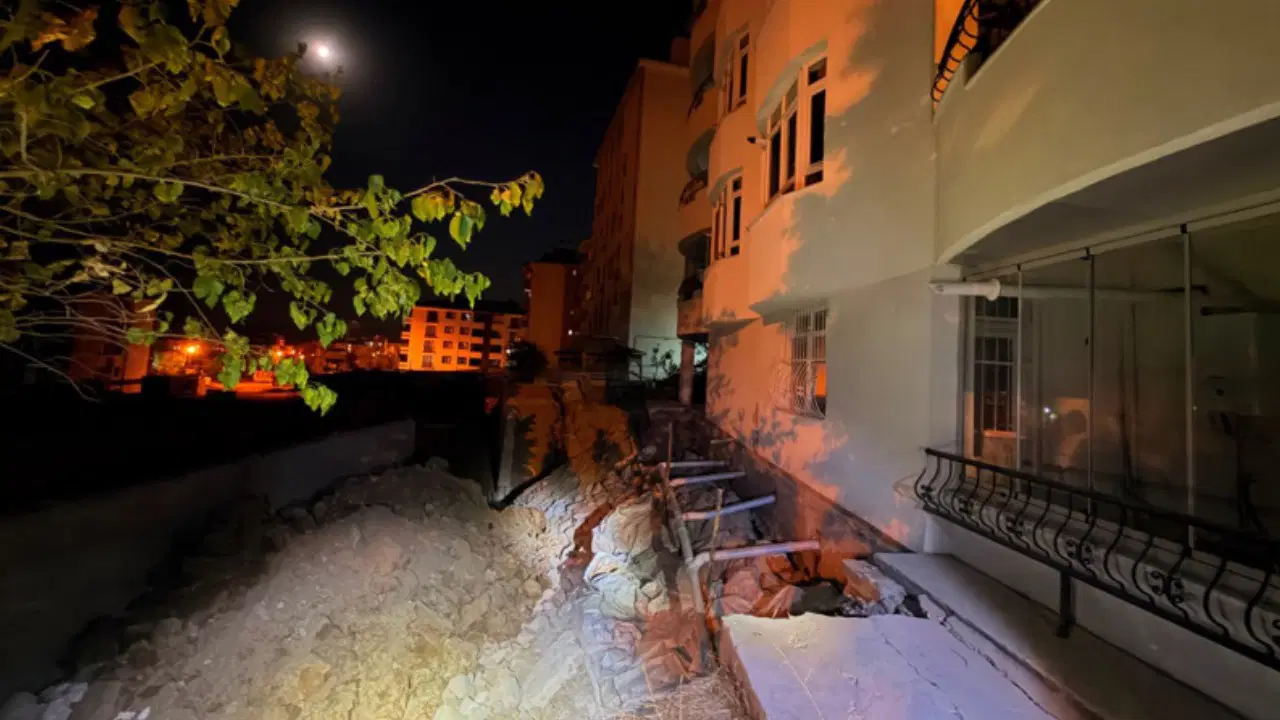 Tunceli'de İnşaat Kazısı Sırasında Yıkıcı Toprak Kayması, 5 Katlı Bina Boşaltıldı