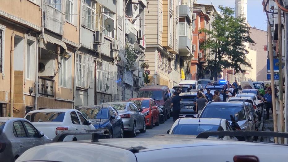 Fatih'te Aile Trajedisi: Emekli Polis Eşini ve Kızını Vurduktan Sonra Kendini Astı