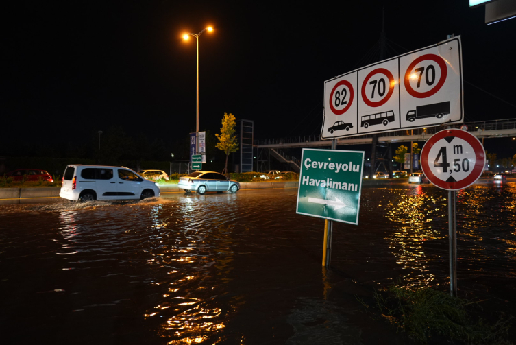 Ankara'da şiddetli: Yollar Göl'e geri döndü