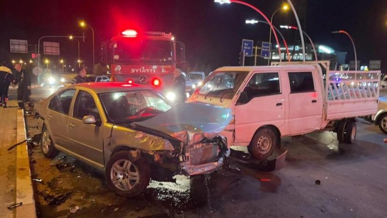 Karaman’da üç araç kavşakta çarpıştı: 1 yaralıGüncel Haberler