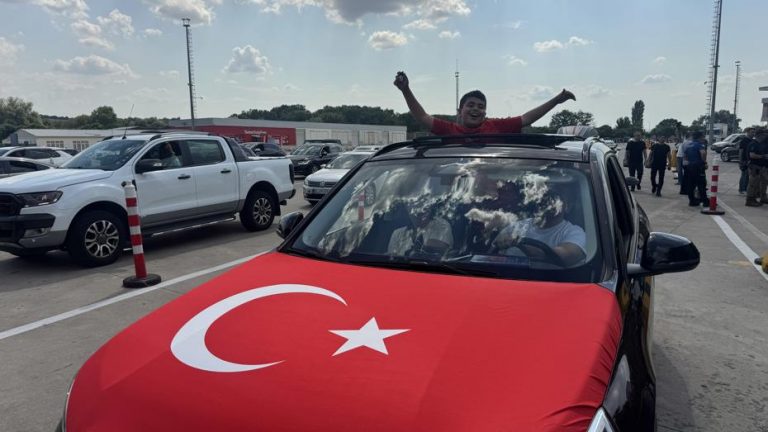 Kapıkule’de gurbetçi akını: Türkiye özlemle karşılanıyor